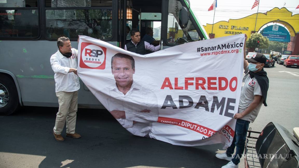 Repartiendo volantes y mentadas de madre... así arrancó Alfredo Adame su campaña en la CDMX
