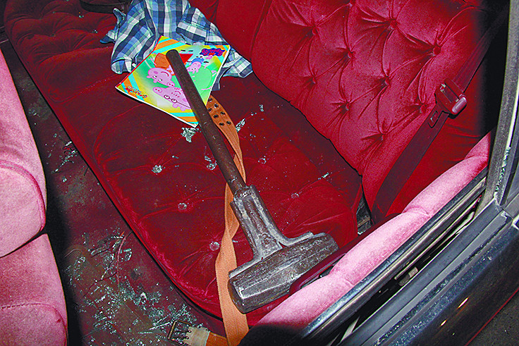 $!Con mazo en mano, pandilleros causan destrozos en posada navideña en Saltillo