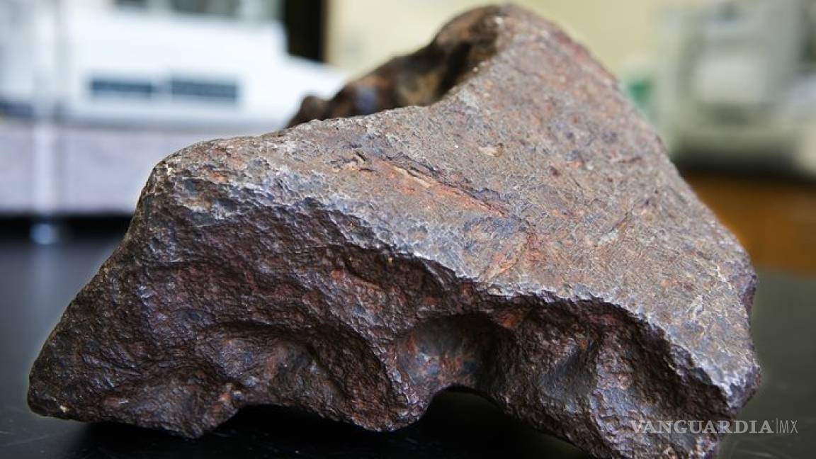 Hombre usa meteorito que vale 100 mil dólares, como tope para puerta por 30 años