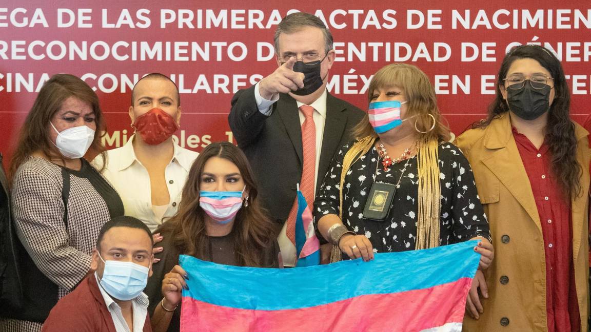 $!La diputada federal Salma Luévano y el canciller mexicano Marcelo Ebrard junto a activistas de la comunidad LGBT, durante la entrega de las primeras actas de nacimiento de identidad de género.