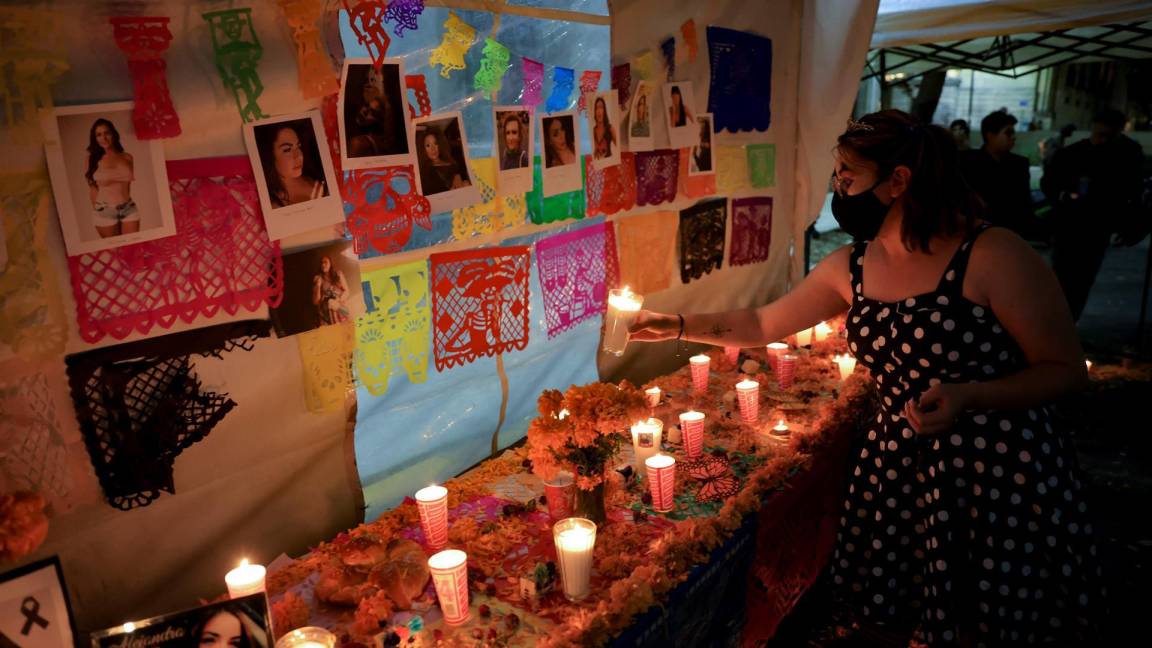 $!Integrantes de la comunidad LGBT realizan una ofrenda por el Día de Muertos en Ciudad de México. EFE/Carlos Ramírez