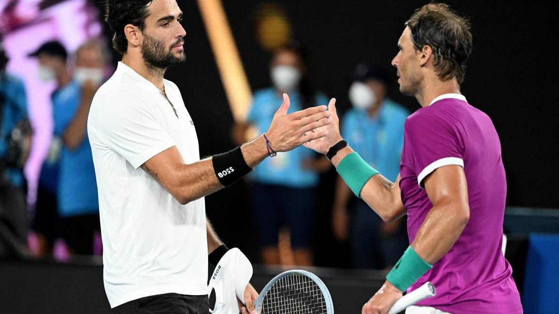 $!Rafael Nadal (d) se encuentra con Matteo Berrettini (i) en la red después de ganar su partido de semifinales masculino en Australia. EFE/EPA/Dave Hunt