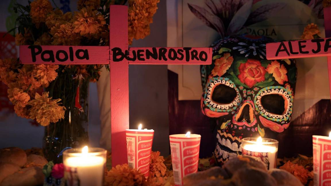 $!Integrantes de la comunidad LGBT realizan una ofrenda por el Día de Muertos en Ciudad de México. Mujeres trans de Ciudad de México recordaron a sus compañeras fallecidas o asesinadas en el Día de Muertos con una ofrenda. EFE/Carlos Ramírez