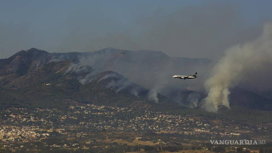 $!Vista desde Málaga del incendio de la Sierra de Mijas que obligó el desalojo de más de 3,000 personas en Alhaurín el Grande y Alhaurín de la Torre en España.