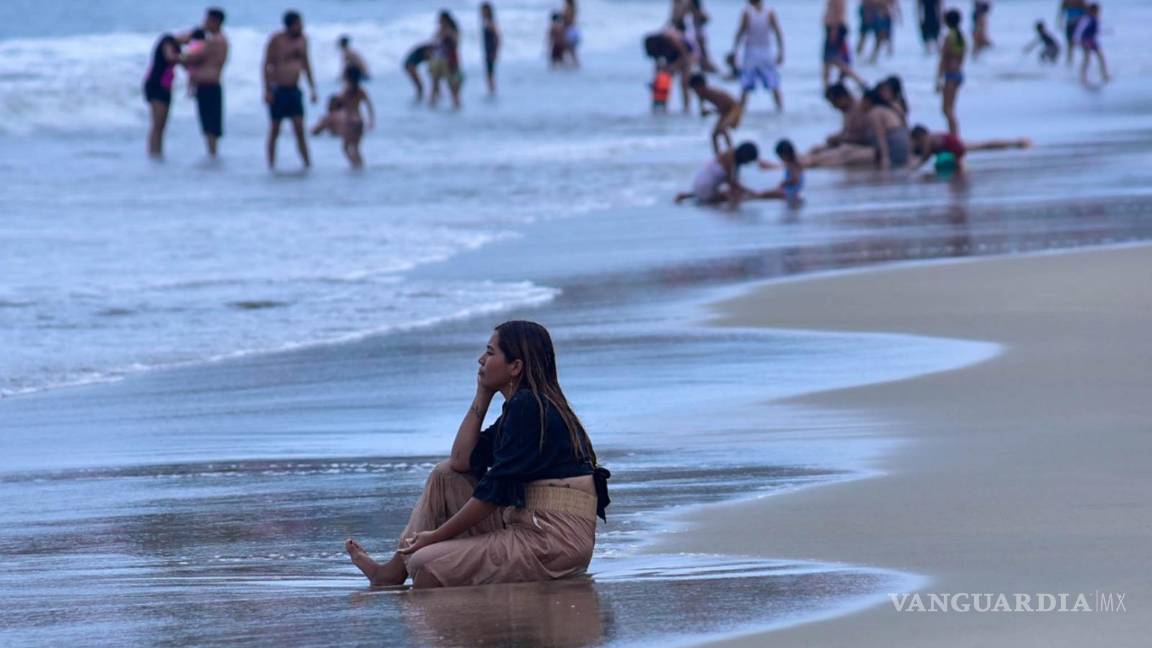 $!Visitantes en la playa de Acapulco, disfrutando del mar a pesar de los riesgos actuales, incluyendo la insuficiente disponibilidad de habitaciones debido al huracán Otis y la inseguridad en las carreteras.