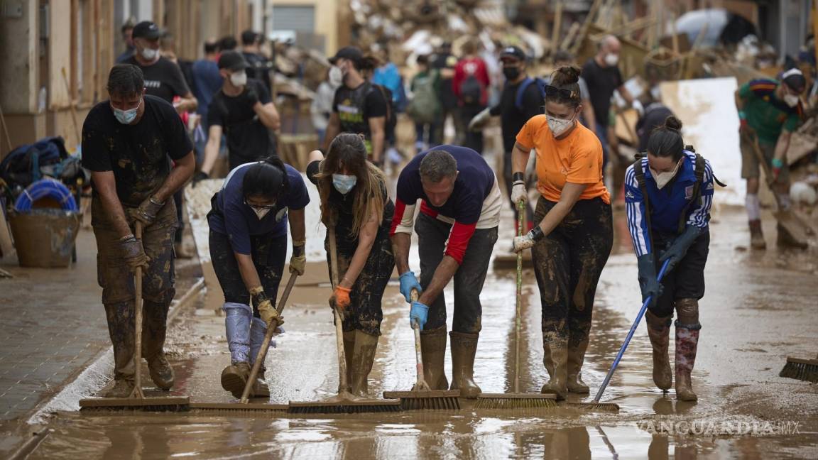 Voluntarios toman en sus manos el rescate de Valencia; ya suman 219 fallecidos