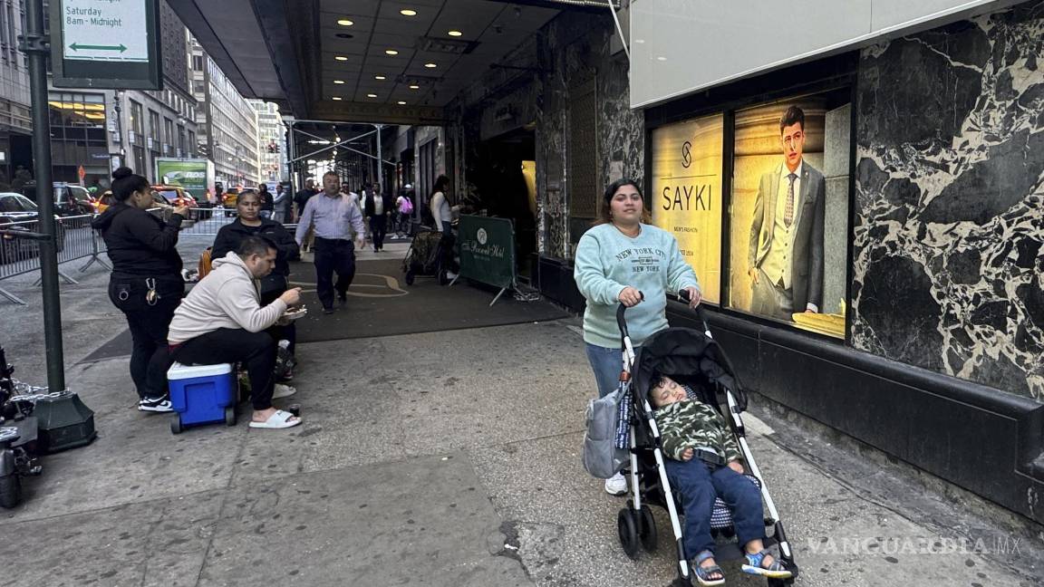 $!Maribel Hidalgo, inmigrante venezolana, empuja un cochecito que lleva a su hijo, Daniel, afuera del refugio de inmigración del Hotel Roosevelt en Nueva York.