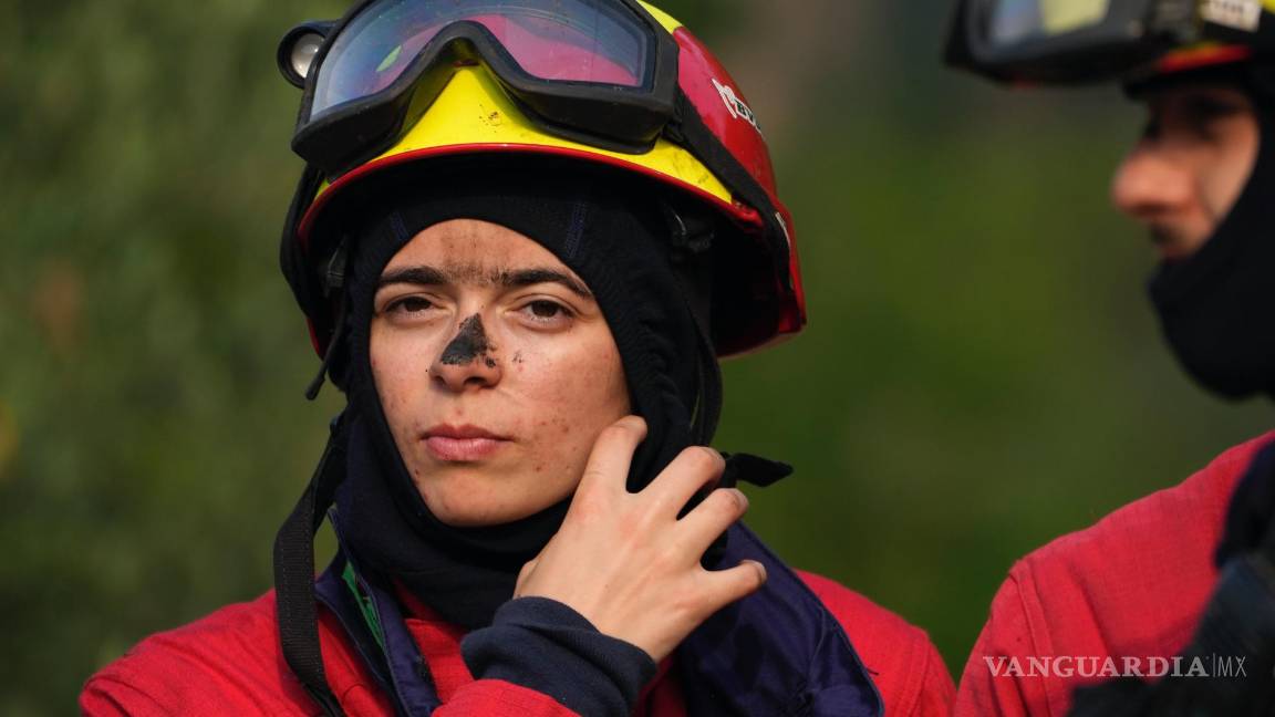 $!Los bomberos se toman un descanso después de combatir un incendio forestal que estalló nuevamente en el pueblo de Lagoa Parada, cerca de Ansiao, en Portugal.
