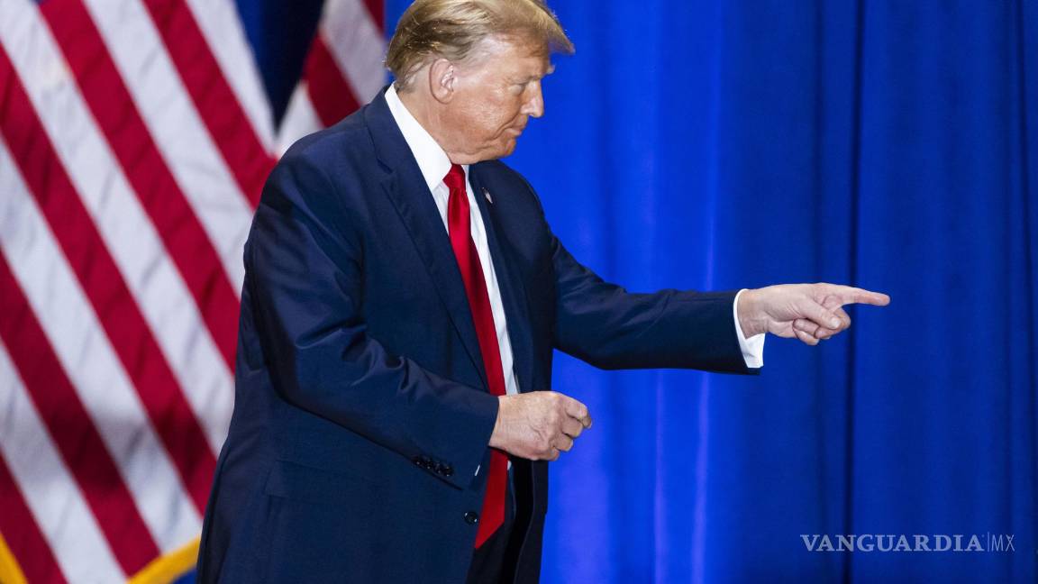 $!El expresidente estadounidense Donald Trump hace un gesto hacia sus seguidores en un mitin de campaña del Súper Martes en Richmond, Virginia.