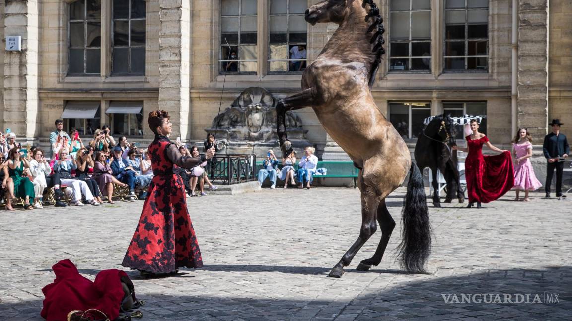 Representaciones dramáticos, caballos y creaciones sobre naturales en la Semana de la Moda de París (fotos)
