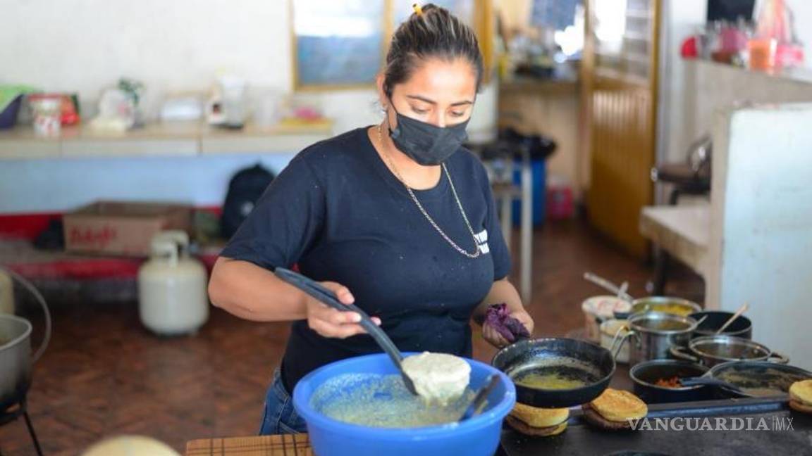 $!Disfruta de una amplia variedad de platillos tradicionales en los puestos a lo largo de la carretera 30.