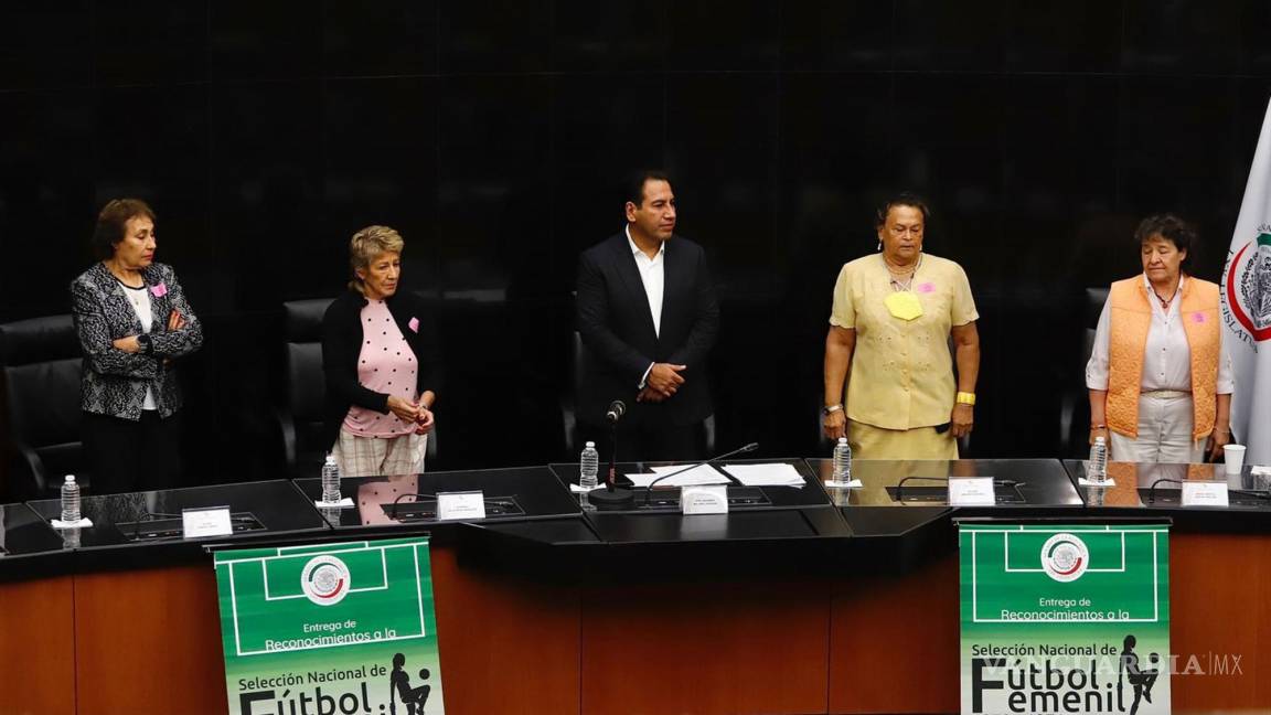 Cámara de Senadores rinde un homenaje a las seleccionadas de futbol femenil de 1970 y 1971