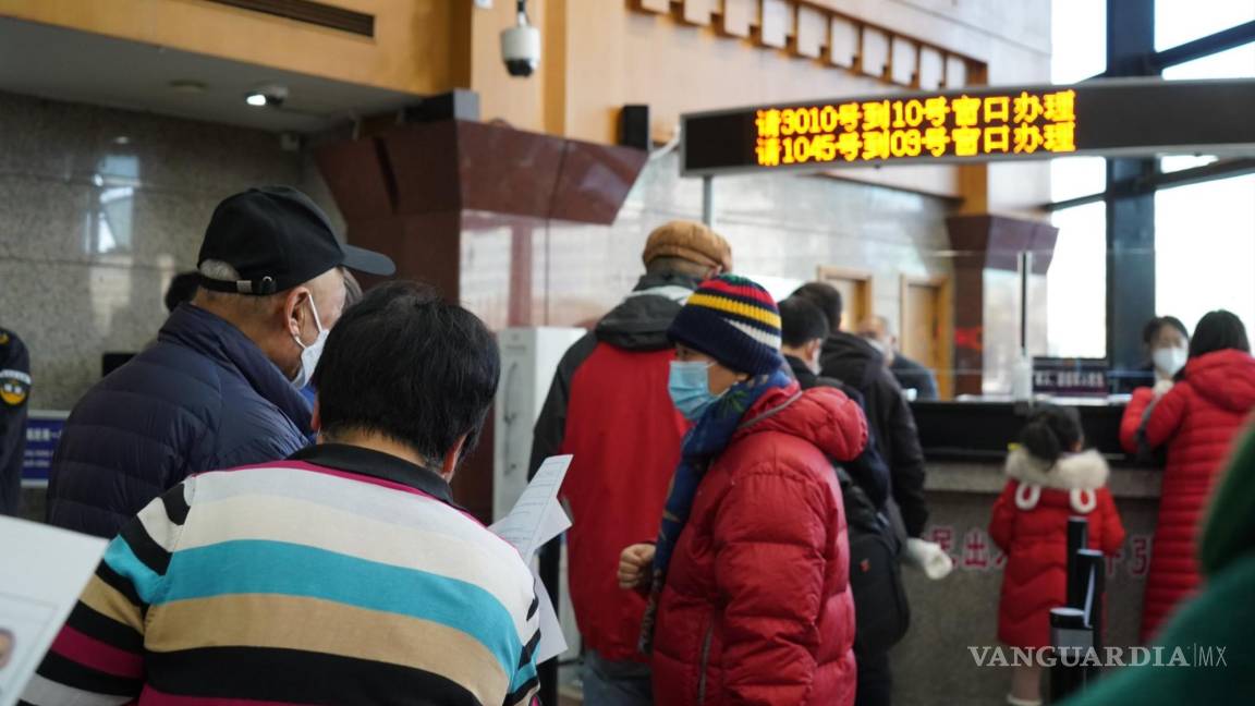 En China, se aglomeran para renovar sus pasaportes, tras restricciones fronterizas por COVID-19