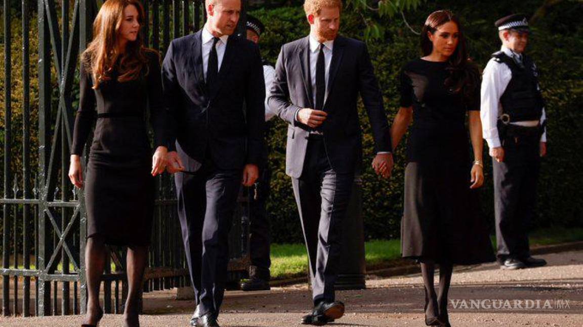 $!Catherine, William, Harry y Meghan sorprendieron al caminar en grupo para ver los tributos a Isabel II. Esta fue la primera vez que aparecen juntos en meses