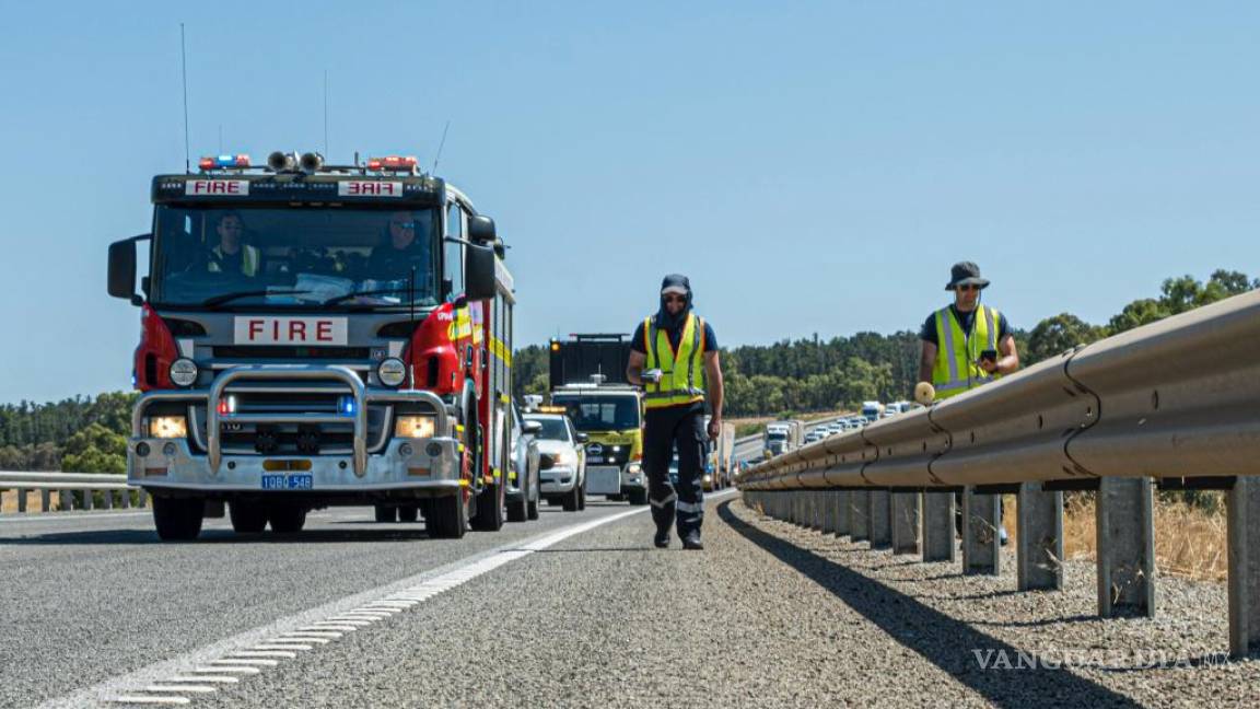 $!Miembros del Departamento de Incendios y Servicios de Emergencias buscan una cápsula que se cree cayó de un camión durante su traslado en Perth, Australia.
