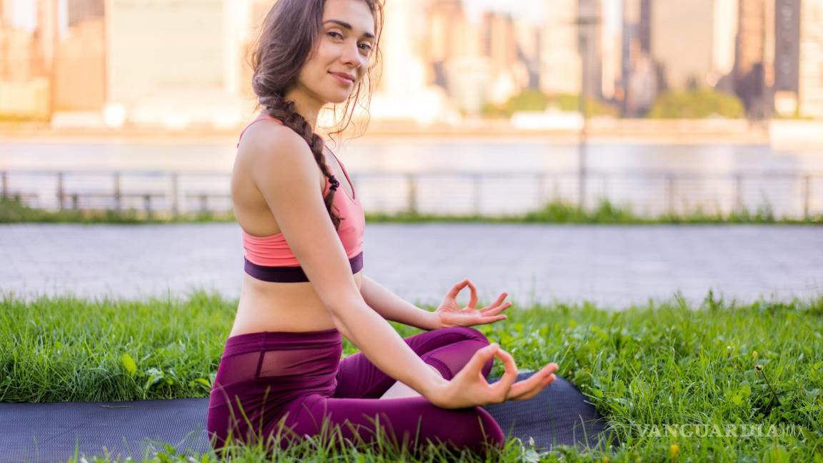 $!Joven practicando 'mindfulness' en un parque.