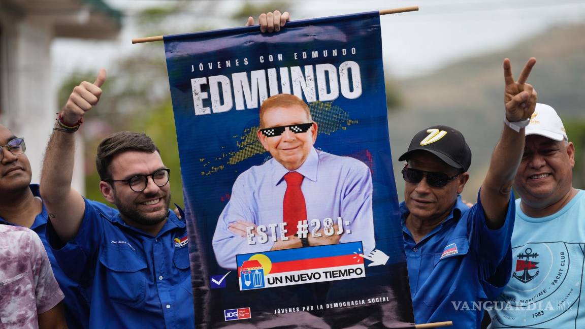 $!Seguidores del candidato presidencial de la oposición venezolana Edmundo González con un cartel de apoyo en el lanzamiento de la campaña política.