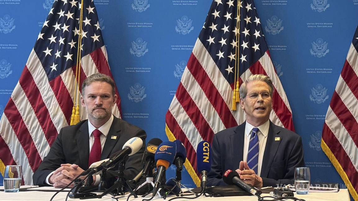 $!El secretario del Tesoro de Estados Unidos, Scott Bessent (d), y el representante de Comercio, Jamieson Greer, anuncian la reducción de aranceles a China en Ginebra.