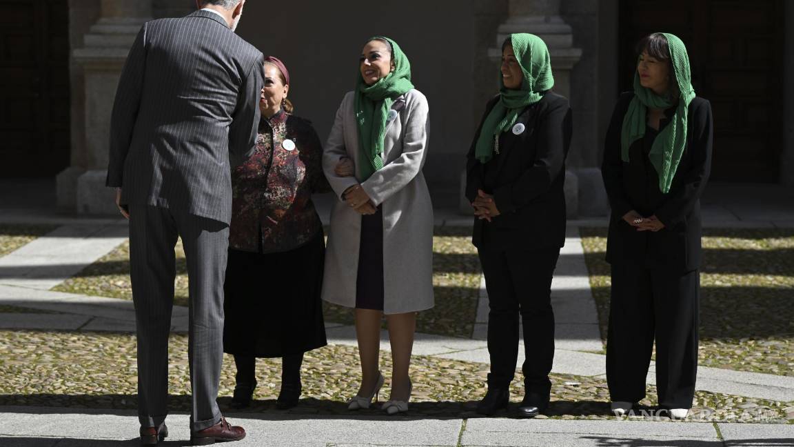 $!El rey Felipe saluda a María Guadalupe (i) y tres representantes de la organización, Blanca Arana (su hija) (2i), Maira Hernández (2d) y María Guadalupe Ayala (d) a su llegada a la entrega del IX Premio de Derechos Humanos Rey de España.