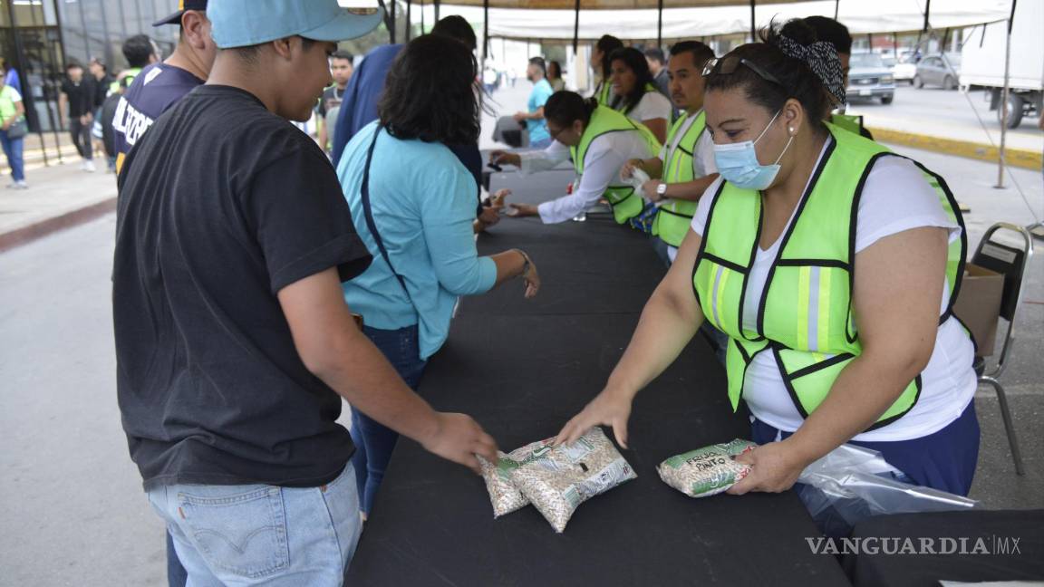 $!La afición podía entrar al recinto al entregar un kilo de alimentos no perecederos en la entrada.