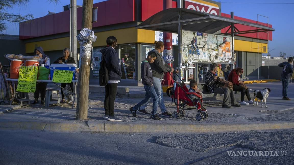 $!Los viajeros esperan el transporte público fuera de una tienda cerca de Monterrey, México.