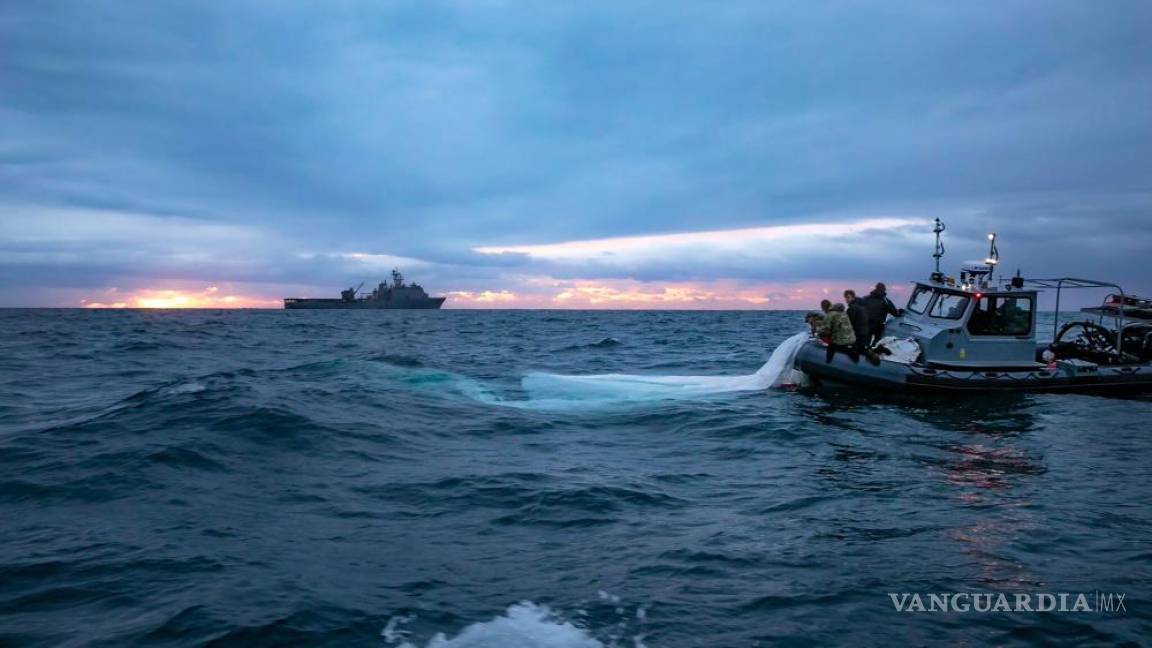 $!Marineros asignados al Grupo 2 de eliminación de artefactos explosivos recuperando un globo de vigilancia a gran altitud frente a la costa de Myrtle Beach.