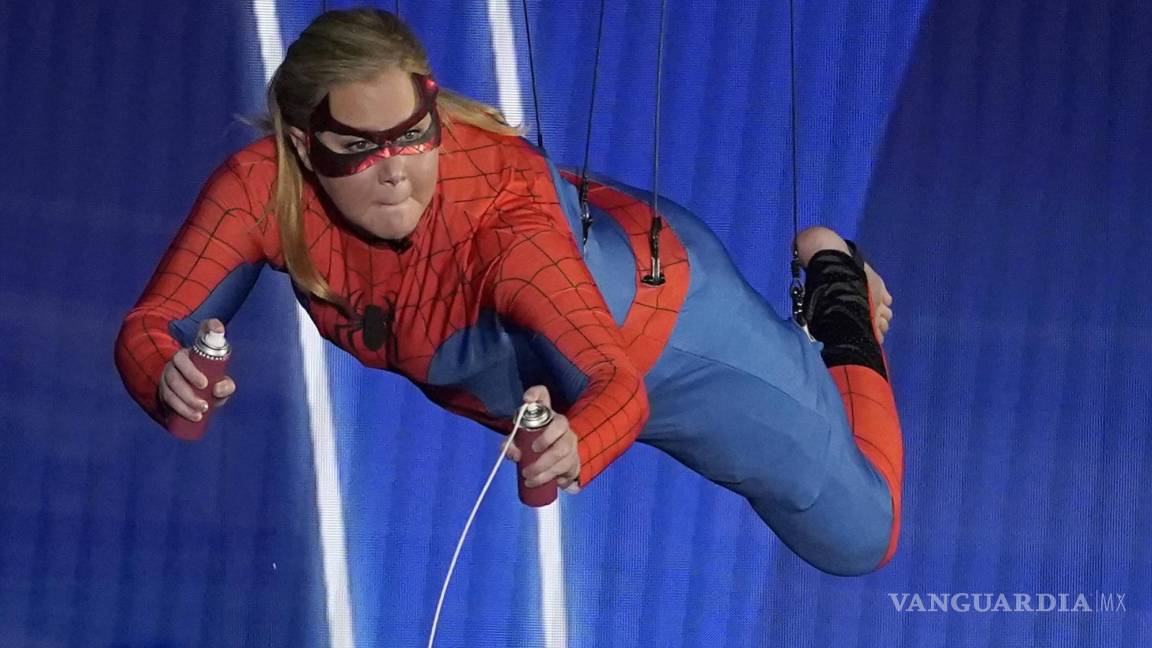 $!Amy Schumer apareció en el escenario vestida como Spider-Man, minutos después hizo una incómoda rutina con Kirsten Dunst y su esposo, Jesse Plemons.
