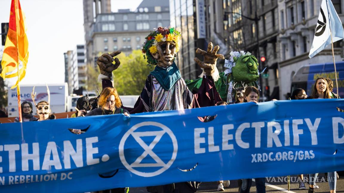 $!Activistas del grupo ambientalista Extinction Rebellion (XRDC) marchan hacia el Edificio Wilson para una protesta del Día de la Tierra para en Washington.