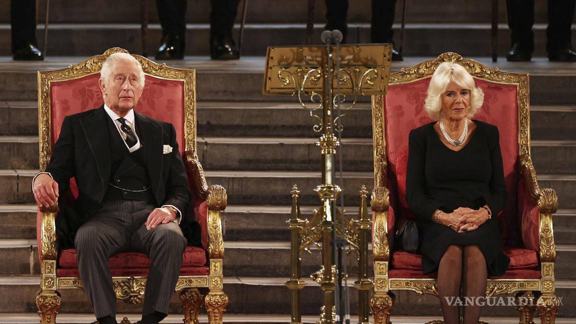 $!El rey Carlos III y Camila, la reina consorte, en el Salón Westminster.