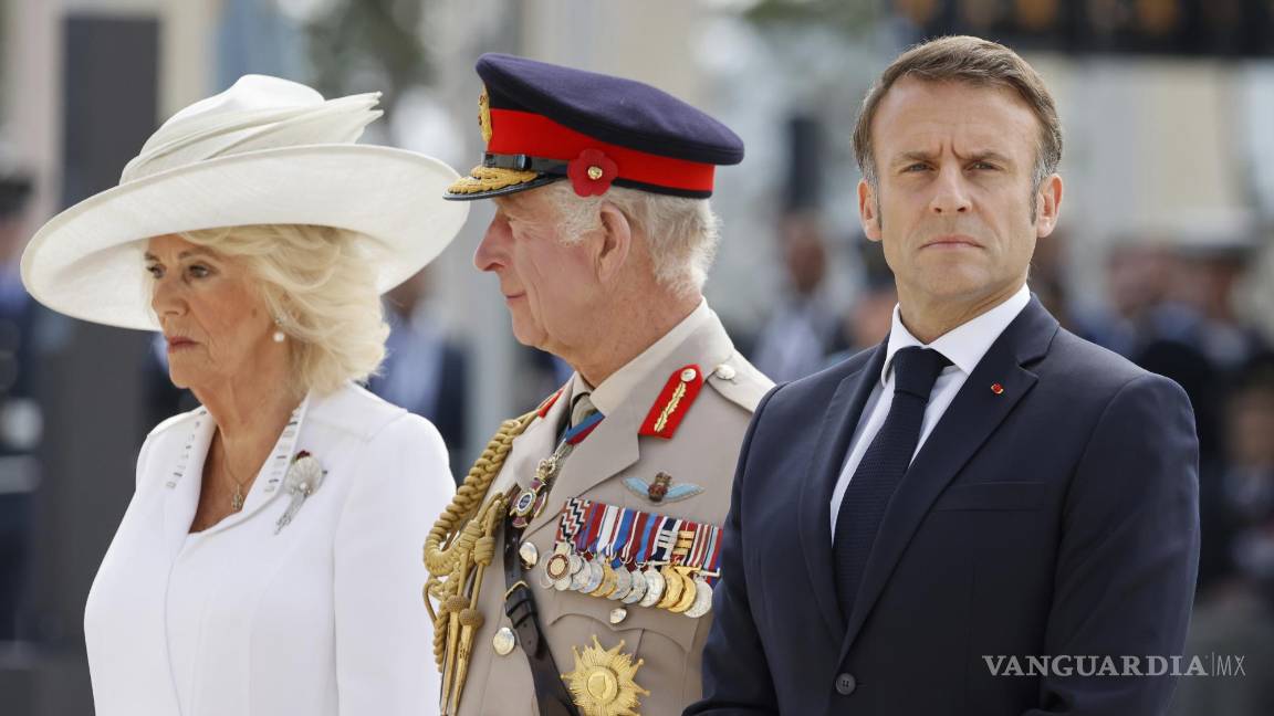 $!El presidente de Francia, Emmanuel Macron, el rey de Inglaterra, Carlos III, y la reina Camilla asisten a la ceremonia por el 80vo aniversario del día D.