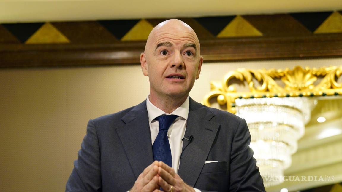 $!El presidente de la FIFA, Gianni Infantino, habla durante una entrevista con The Associated Press, en Doha, Qatar.