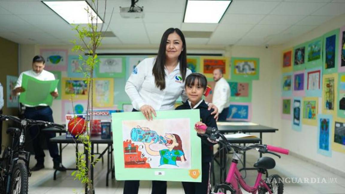 $!Grecia Dánae Gómez Flores, del Instituto Andrés Osuna, posó con su dibujo ganador del primer lugar en la categoría de nivel primaria.