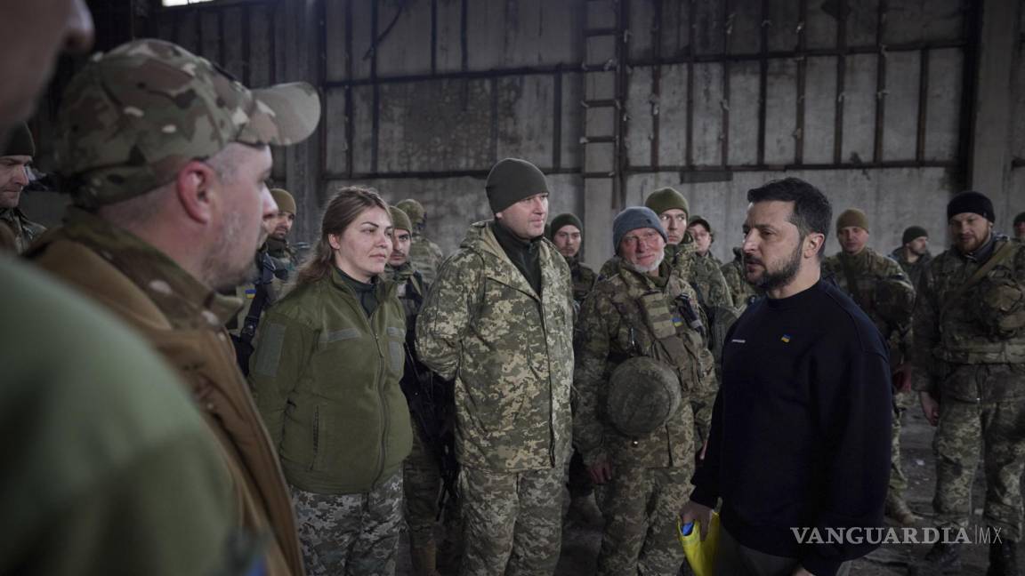 Volodímir Zelenski, presidente de Ucrania, visita a las tropas que defienden la asediada ciudad de Bajmut