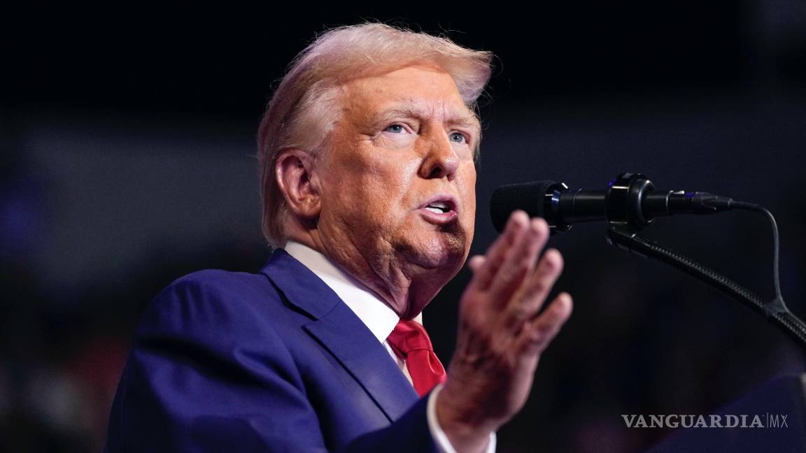 $!El expresidente Donald Trump, candidato presidencial republicano, habla en un mitin de campaña en el Mohegan Sun Arena en Pensilvania.