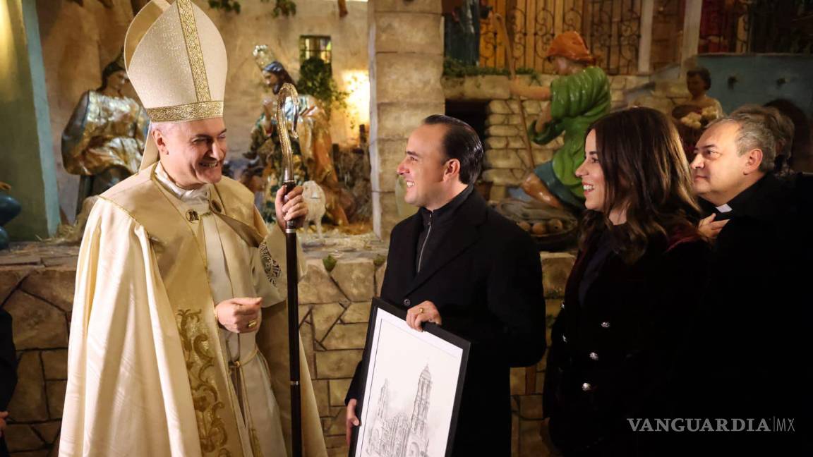 $!El Gobernador entrega un cuadro de la Catedral de Saltillo en el Vaticano.