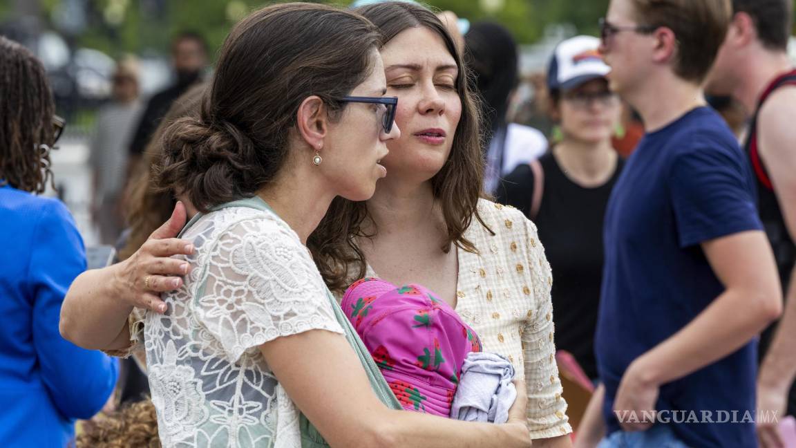$!Activistas climáticos, junto con amigos y familiares de las víctimas de las inundaciones en Texas, en un homenaje a los niños fallecidos.
