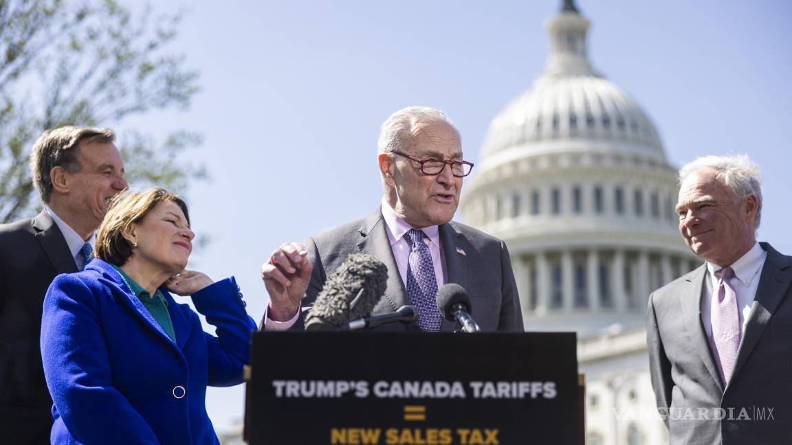 $!El líder de la minoría demócrata en el Senado, Chuck Schumer da una declaración a los medios sobre los próximos aranceles de Donald Trump frente al Capitolio.