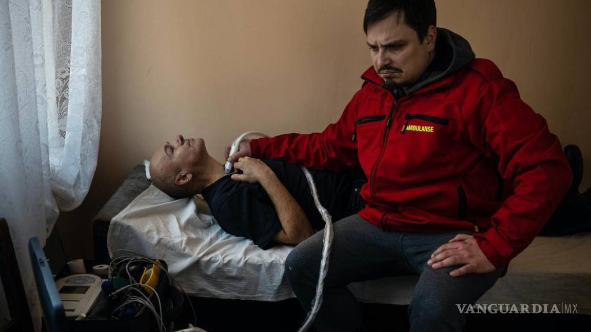 $!Un paciente recibe una ecografía durante una extensión médica móvil realizada por un equipo de médicos en la región de Kharkiv en Ucrania.