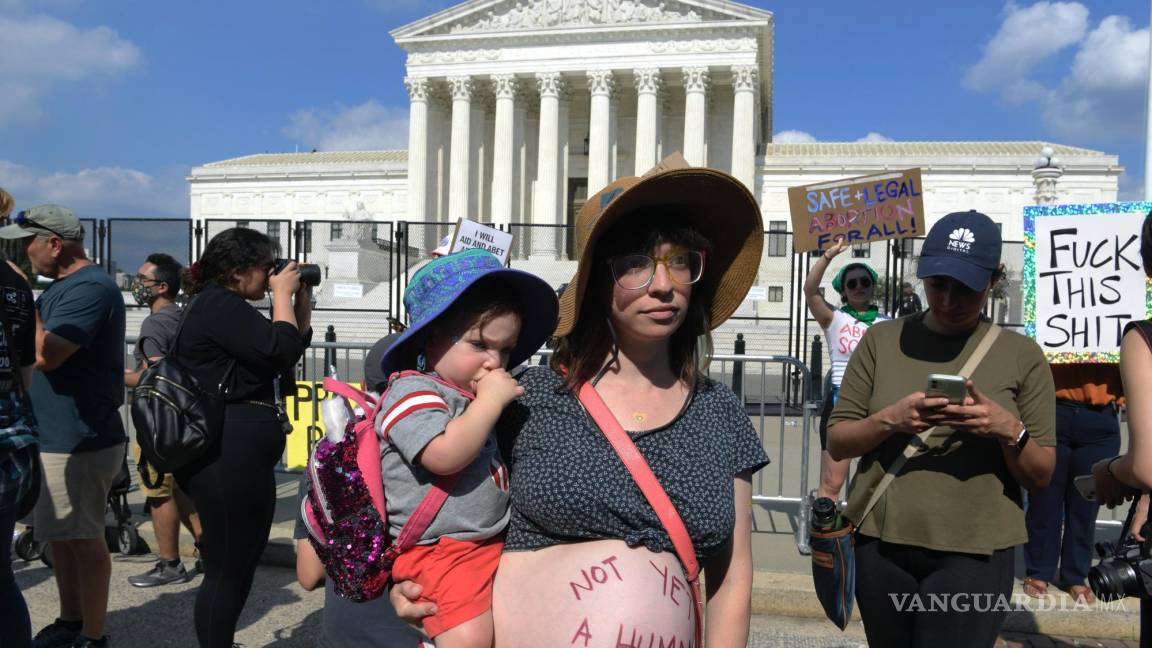 $!Una mujer embarazada lleva escrito en su vientre Todavía no es un humanos, durante una manifestación en Washington contra el fallo que prohíbe el aborto.