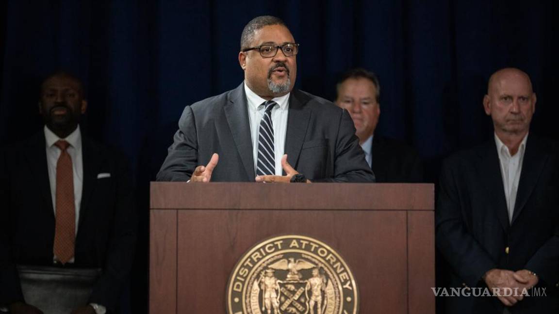 $!Alvin Bragg, el fiscal de distrito de Manhattan, habla durante una conferencia de prensa en Nueva York.