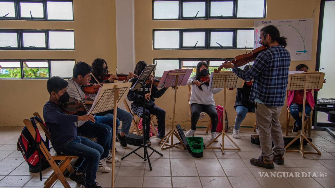 Jóvenes indígenas tzotziles forman orquesta para salir de la violencia en San Cristóbal de Las Casas