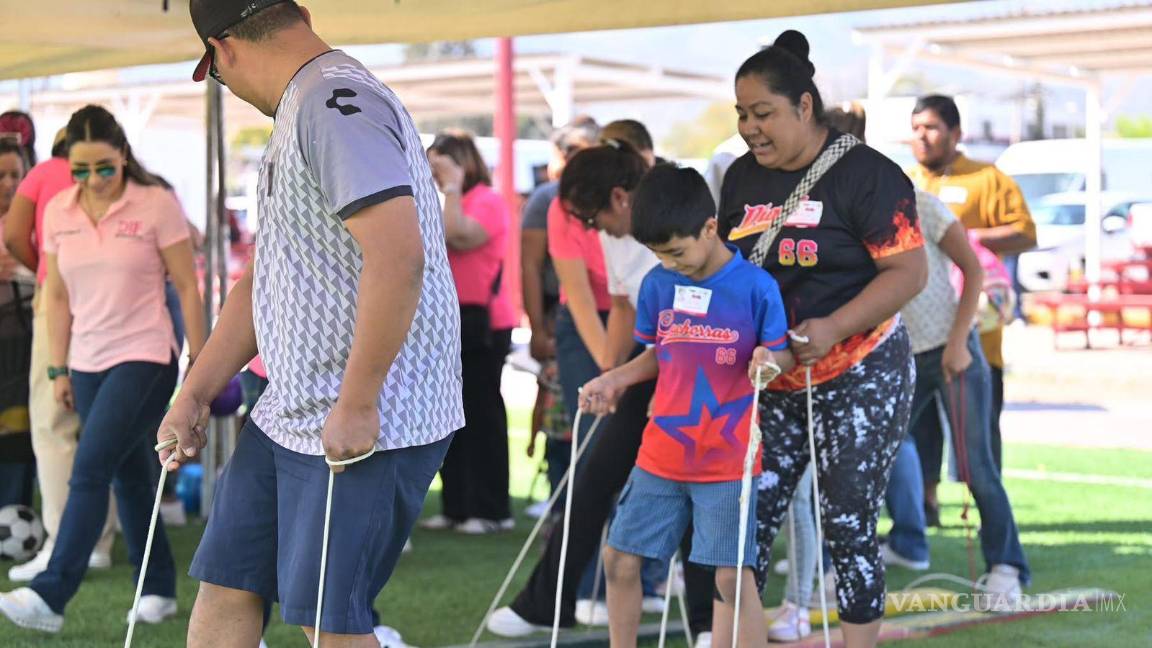 $!Familias monclovenses participan en dinámicas deportivas para fomentar la sana convivencia y el trabajo en equipo.