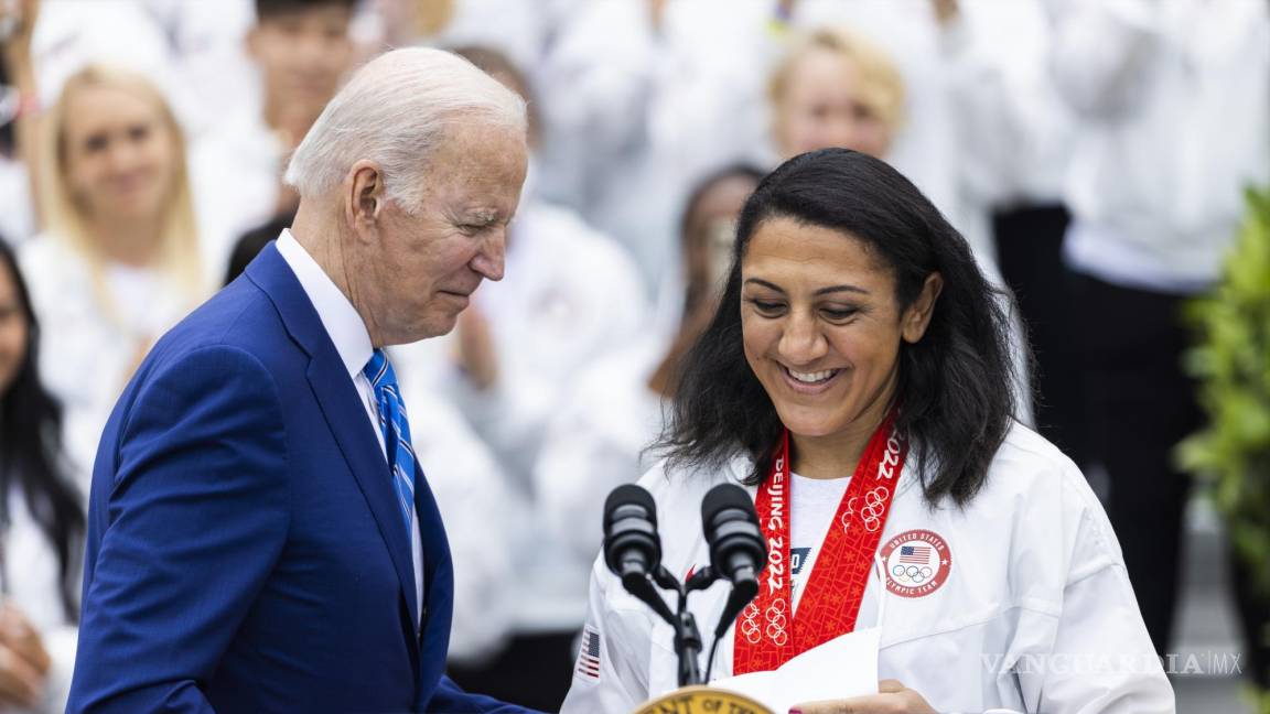 $![Washington (United States), 04/05/2022.- US President Joe Biden (L) greets Olympic bobsledder Elana]