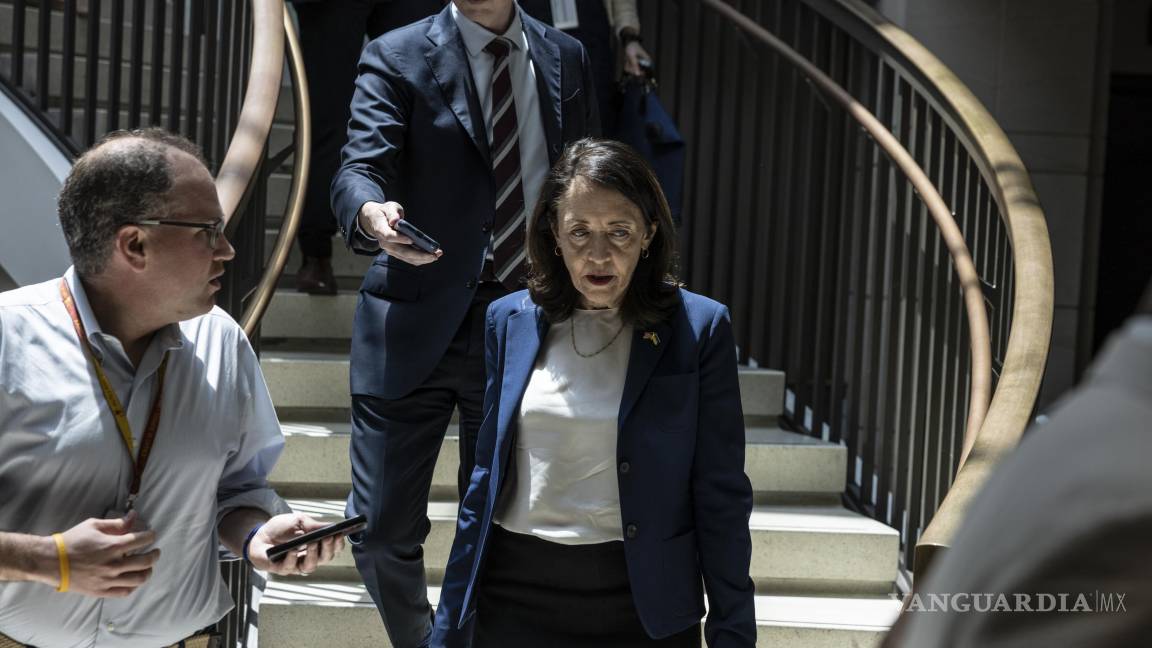 $!La senadora Maria Cantwell (demócrata por Washington) llega al Capitolio en Washington para una sesión informativa clasificada del Senado sobre los ataques estadounidenses contra Irán.