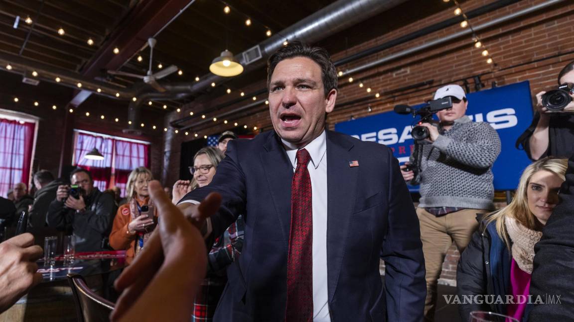 $!El gobernador de Florida, Ron DeSantis, saluda a sus seguidores después de hablar en Stone Cliff Winery en Dubuque, Iowa.