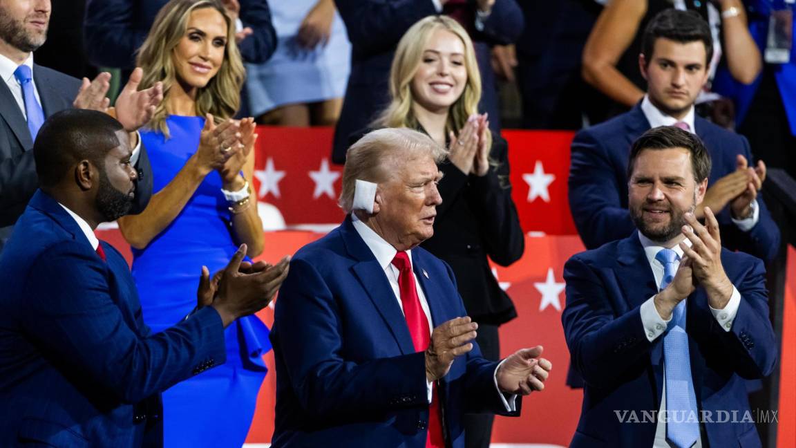 Con la oreja vendada, Trump reaparece en convención republicana de Milwaukee, tras atentado