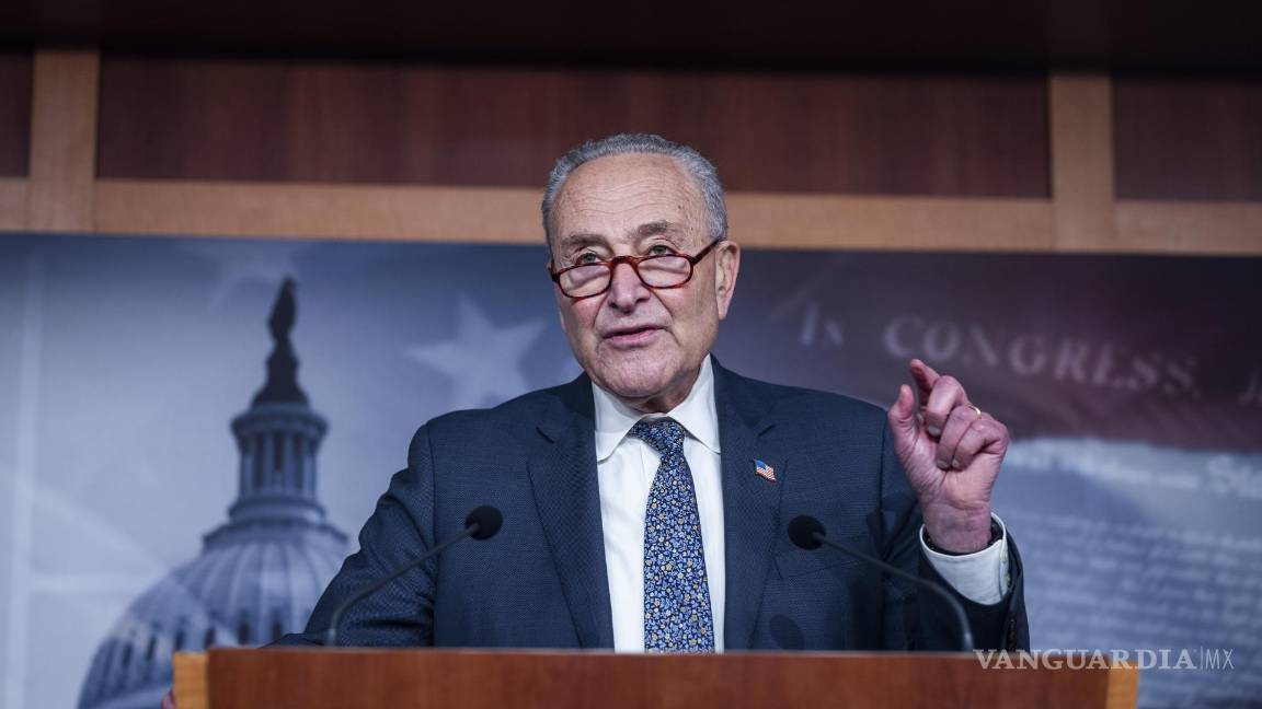 $!El líder de la minoría demócrata en el Senado, Chuck Schumer, habla con la prensa tras la aprobación del llamado “proyecto de ley grande y hermoso” en Washington.