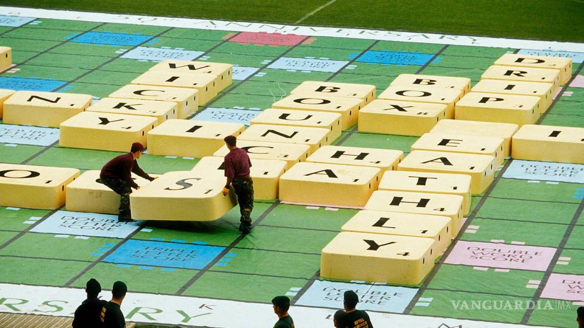 $!Partida con Scrabble gigante en 1998, estadio de Wembley (Reino Unido).