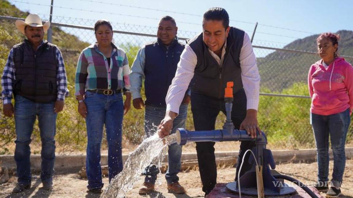 $!El alcalde de Ramos Arizpe, José María Morales Padilla, entrega paneles solares a la comunidad de Congregación Santo Domingo para el bombeo de agua.