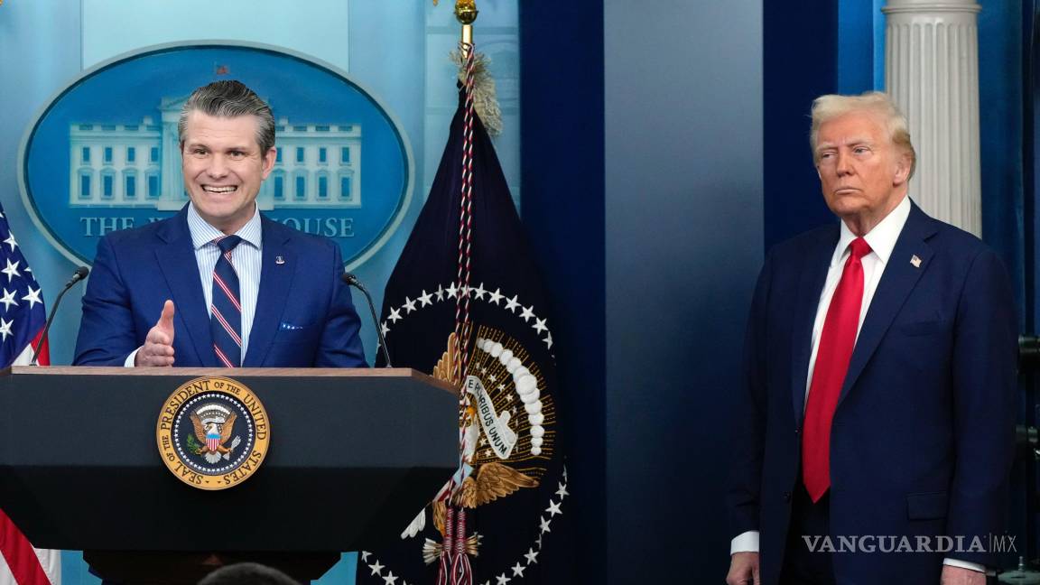 $!El presidente Donald Trump escucha al secretario de Defensa, Pete Hegseth, hablar en la sala de prensa James Brady en la Casa Blanca.
